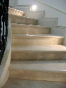 מדרגות | מדרגות שיש עם חזית מעובדת לפי פרט אדריכלי